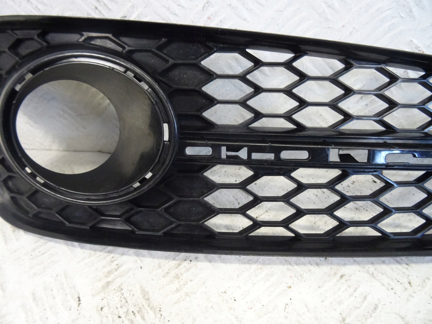 grid of a bumper front front right AUDI A8 D4 4H0807680