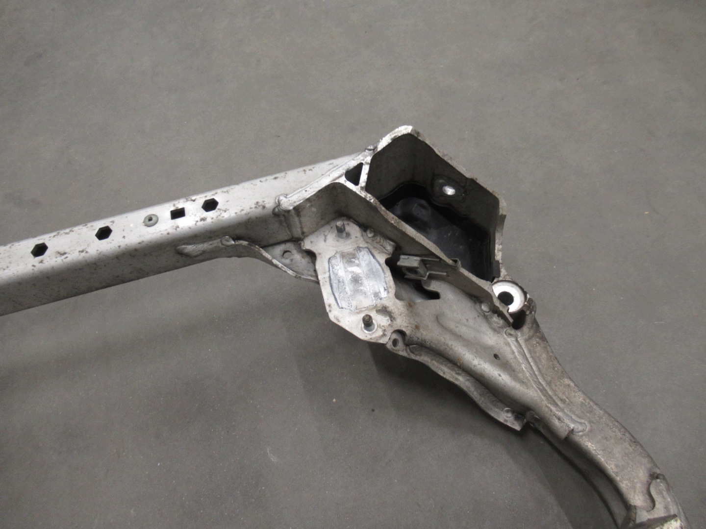 Lawa predok nápravnica pod motor výstuha zavesenia BMW e81 e82 e87 e90 e91 e92