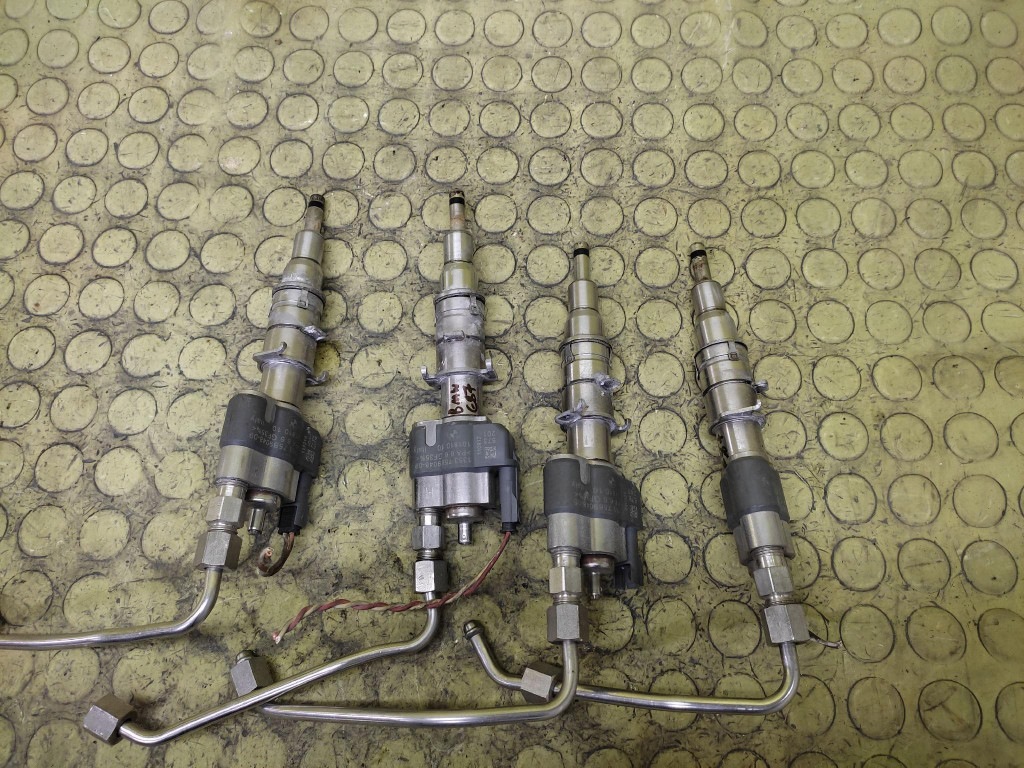 BMW E87 iniettore 13537589048