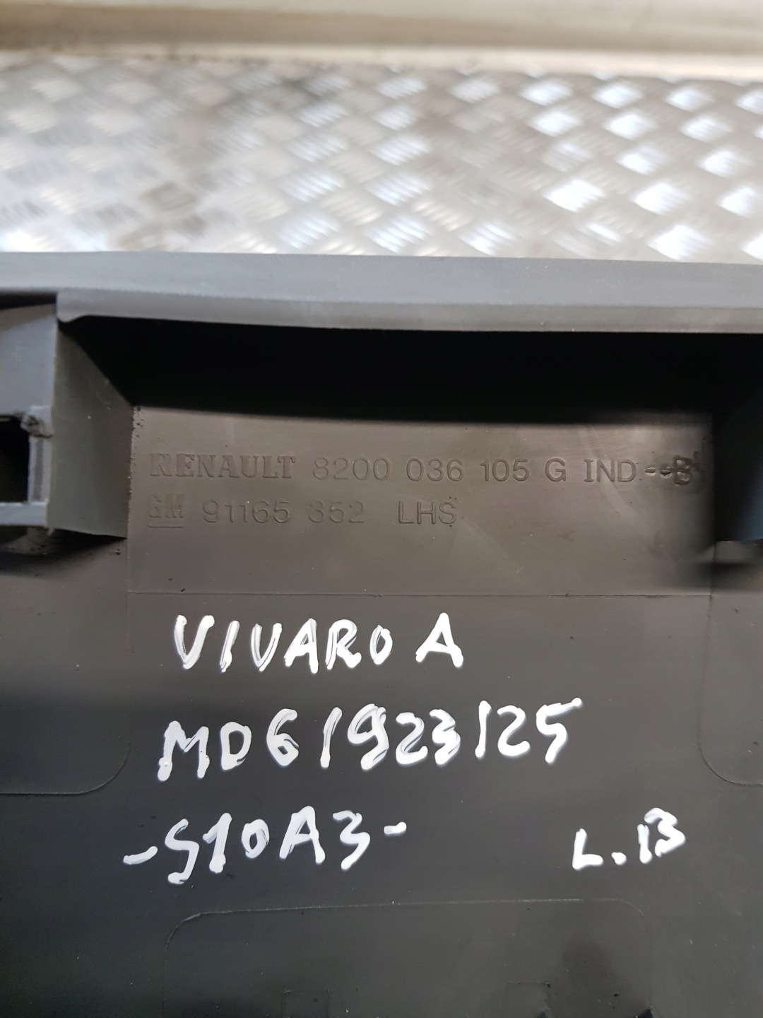 moulding side left OE 8200036105G 91165352 OPEL VIVARO A