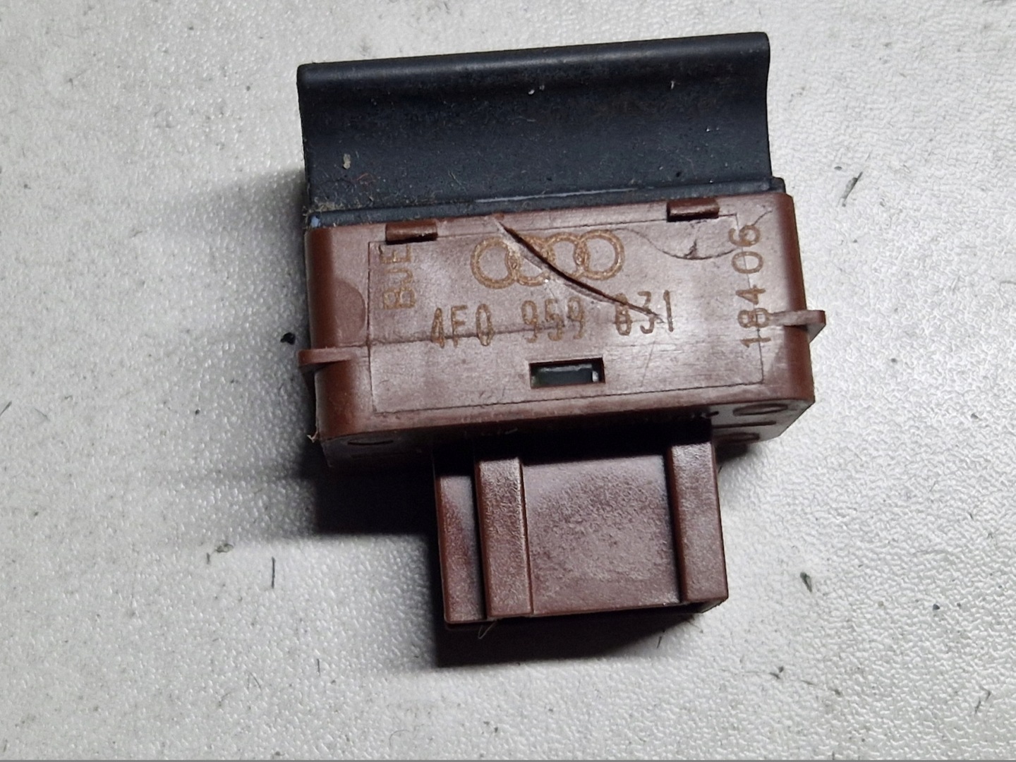 AUDI A6 C6 A6C6 switch button of the opening bonnet boot 4F0959831