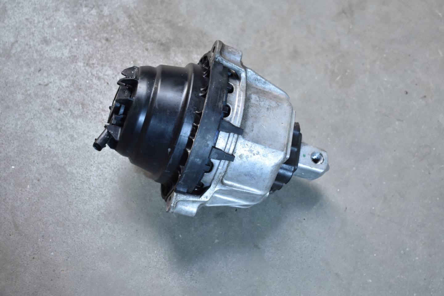 IDEALNA engine mount left BMW G70 G60 1