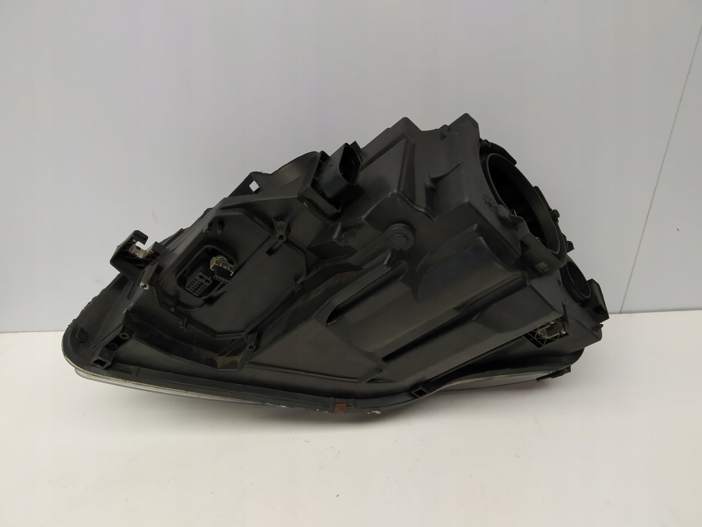 2004-2008r Audi A4 B7 reflektor light xenon right 8E0941004BM Pomaranczowy