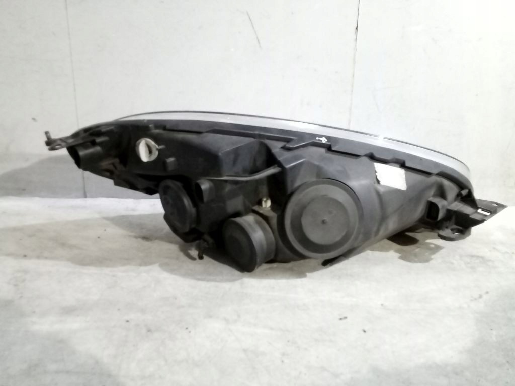 Citroen C4 Picasso and 1 light left front front