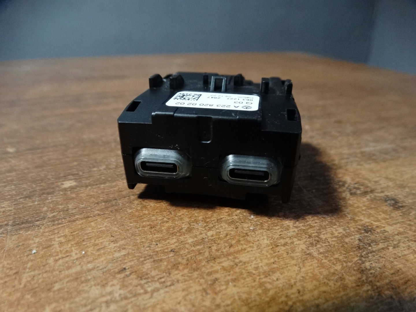IDEALNY PANEL ZLACZE USB-C X2 MERCEDES W206 W223 1