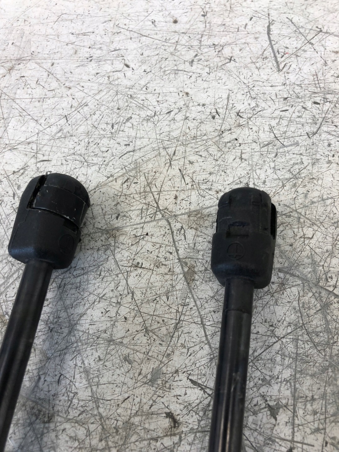 SILOWNIKI bonnet MANUALNEJ AUDI Q5 8R0827552