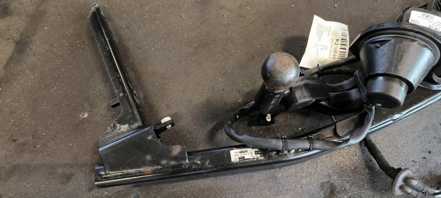 tow 8W0800491M AUDI A4 B9 KOMBI