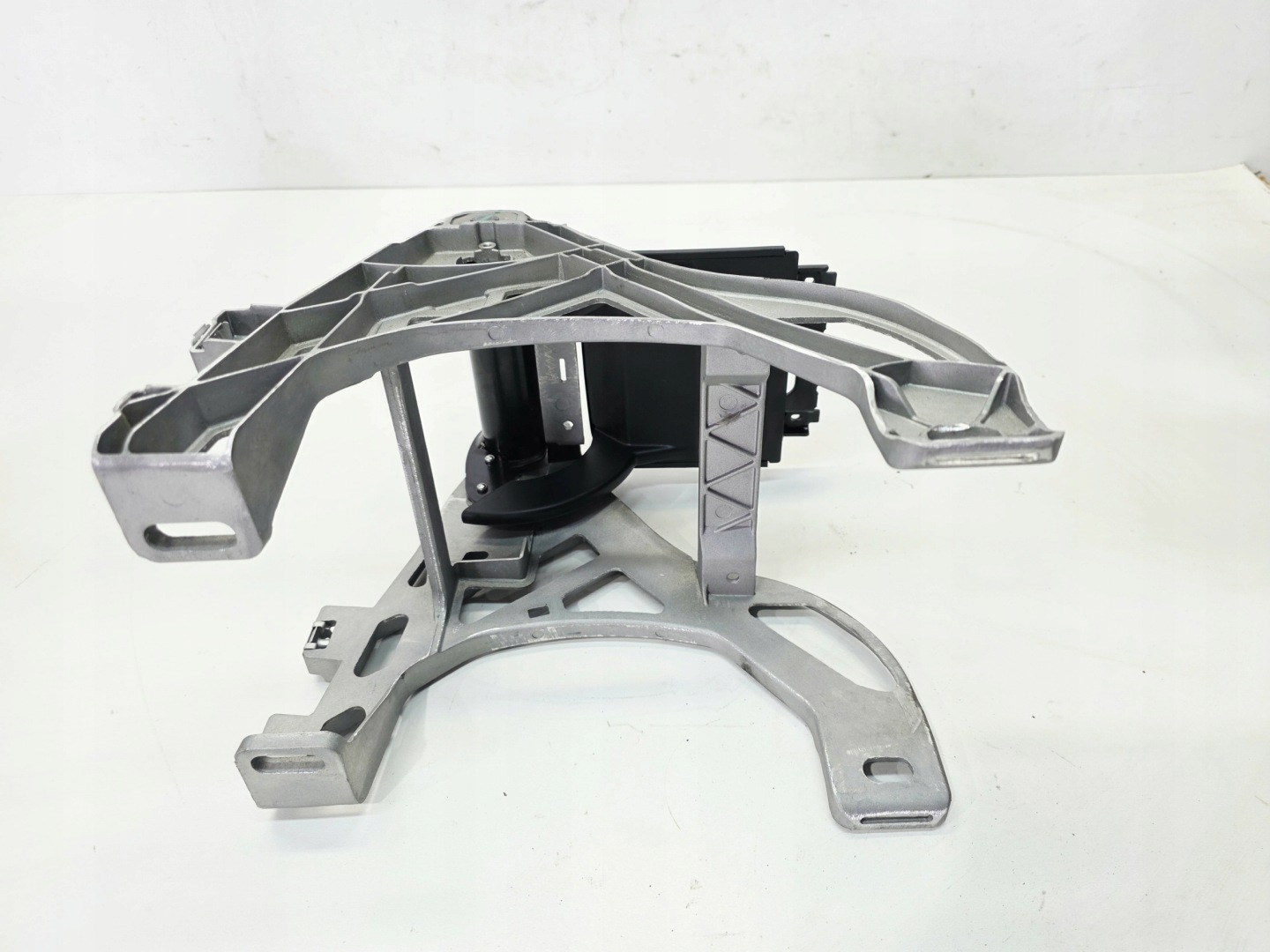 support PODLOKIETNIKA front AUDI A4 B9 A5 8W 8W0864283A