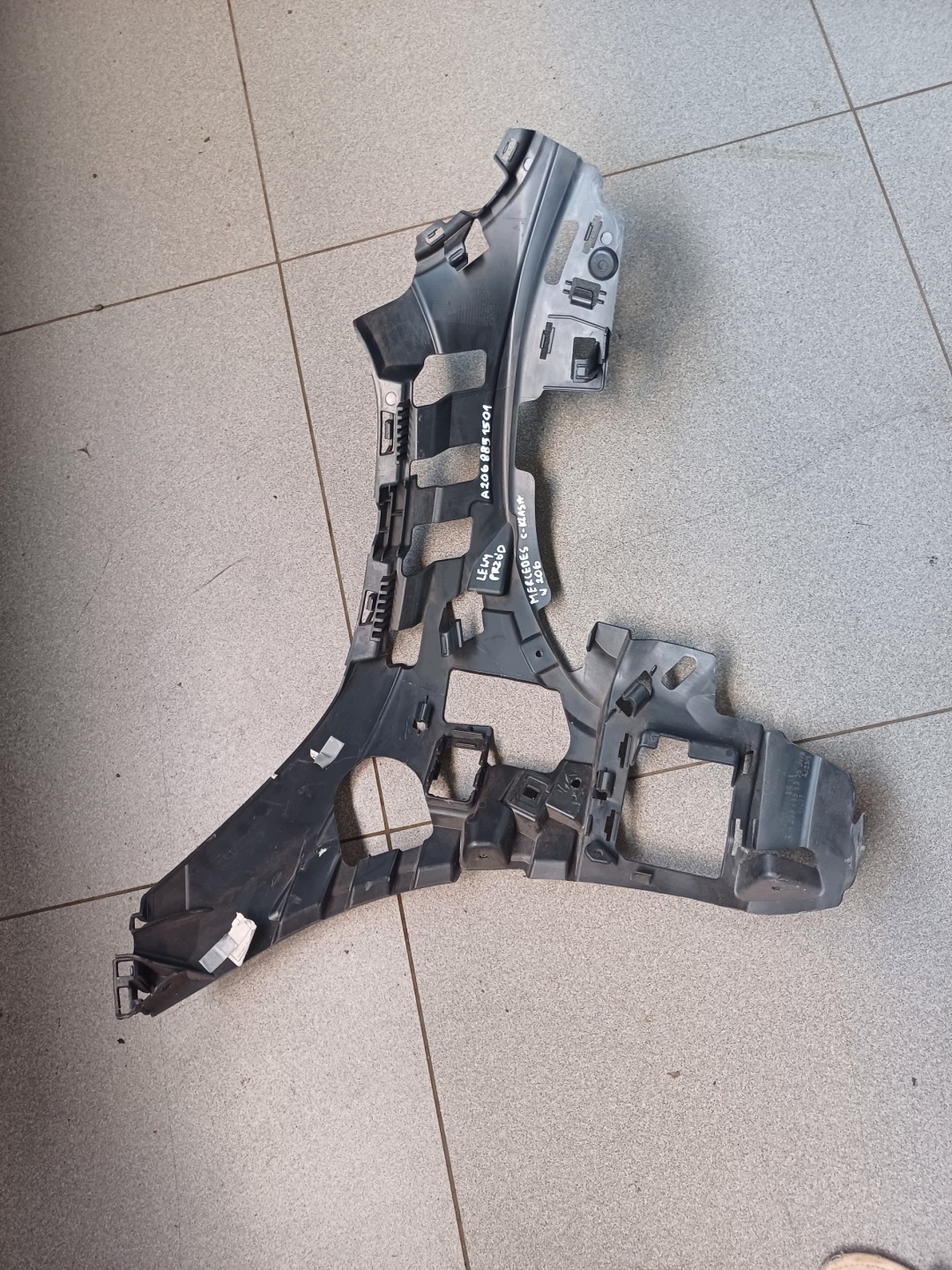 bumper bracket left front front MERCEDES C- KLASA W 206 A2068851501