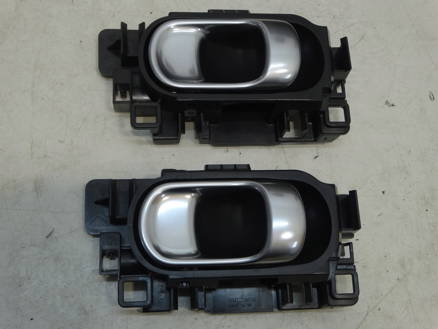 handle inner left front rear part CITROEN C4 CACTUS 16R. 9801886VV