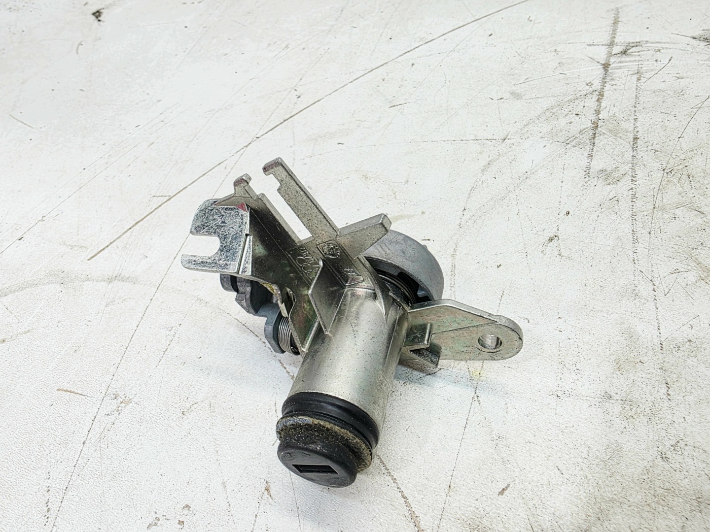 insert de la serrure du capot coffre arrière AUDI A3 A4 A5 A6 Q7 8E0827573D