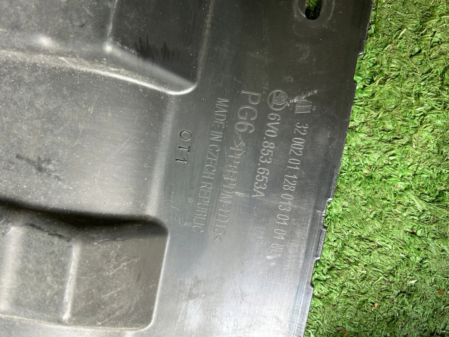 Skoda Fabia III MK3 grill grille front 6V0853653A