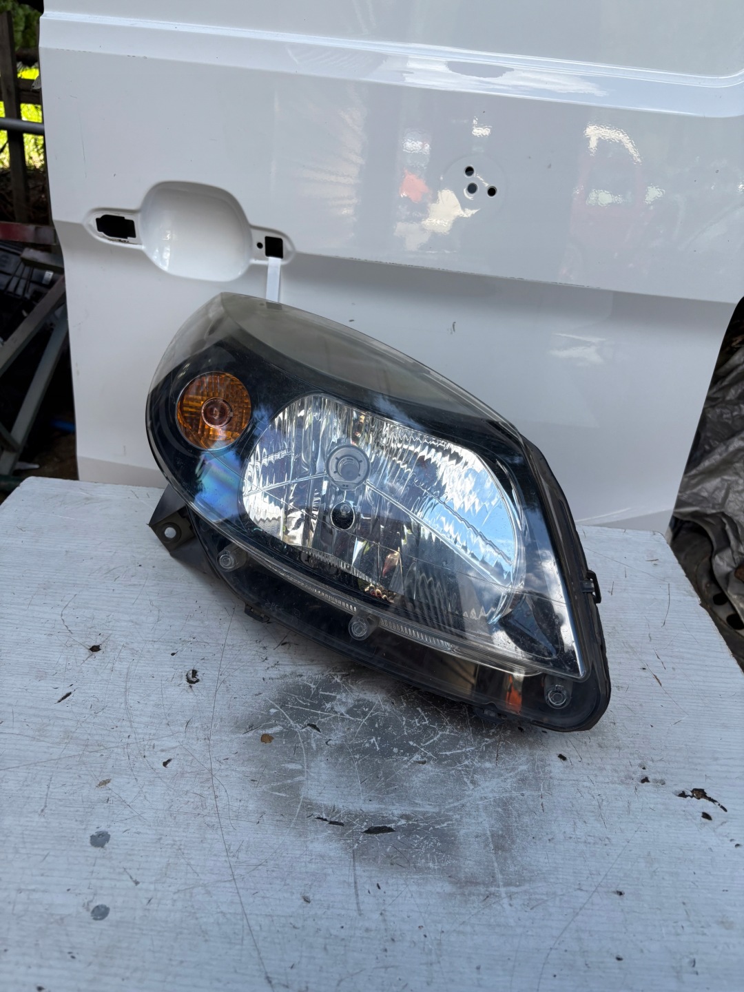 light front right Dacia Sandero and Europa stan bdb
