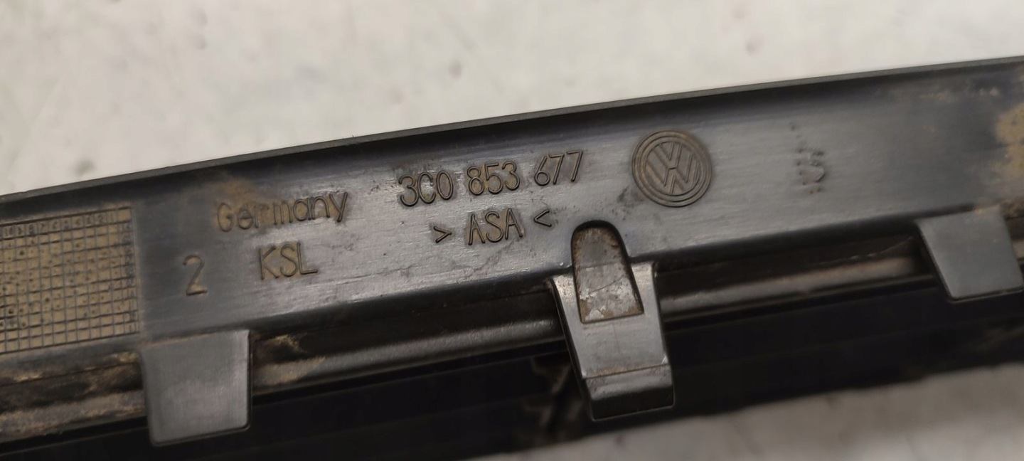 grid of a bumper VW Passat B6 2,0 TDI CR