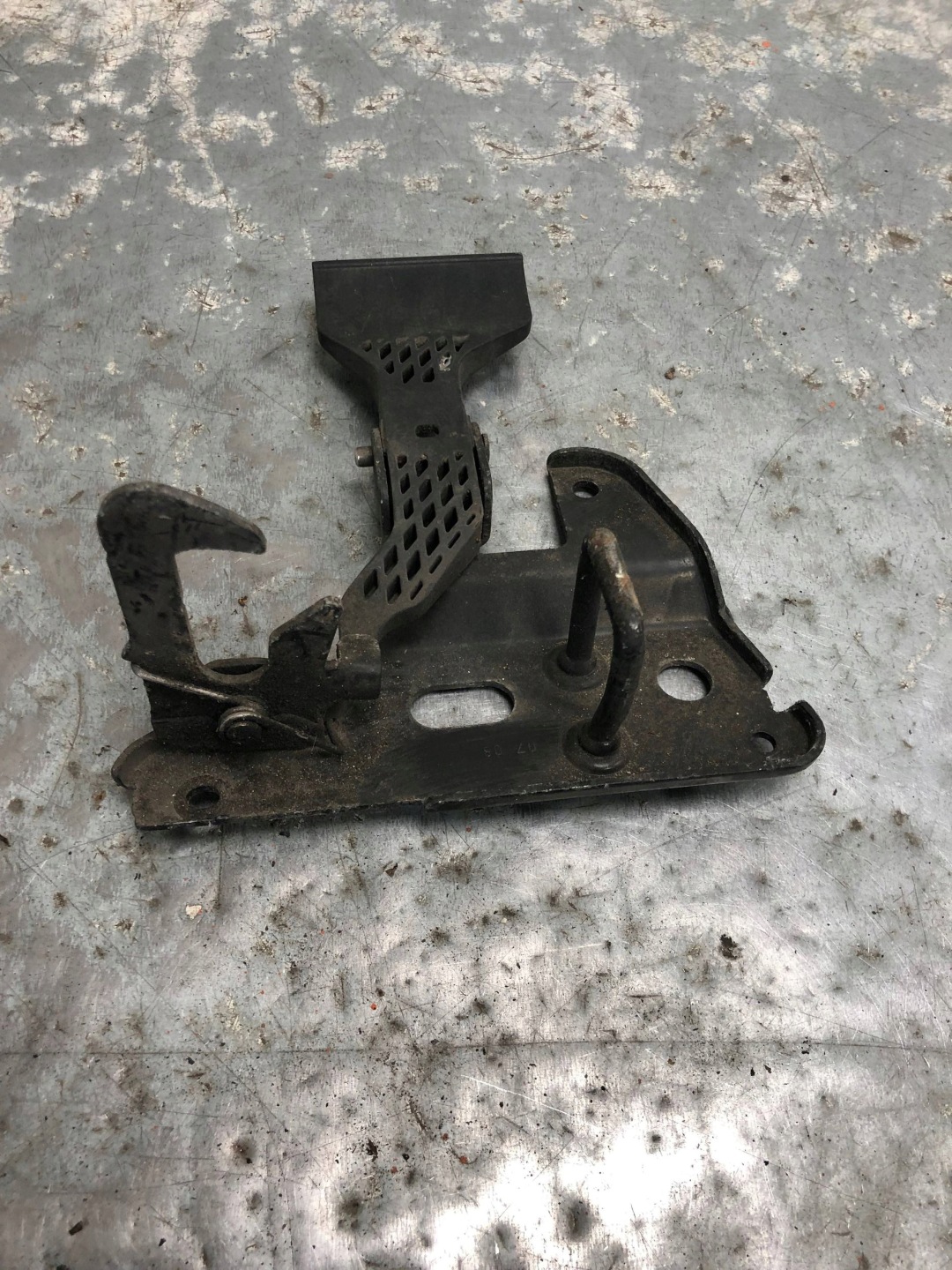 lock RYGIEL bonnets AUDI A4 B7 8E0823480F