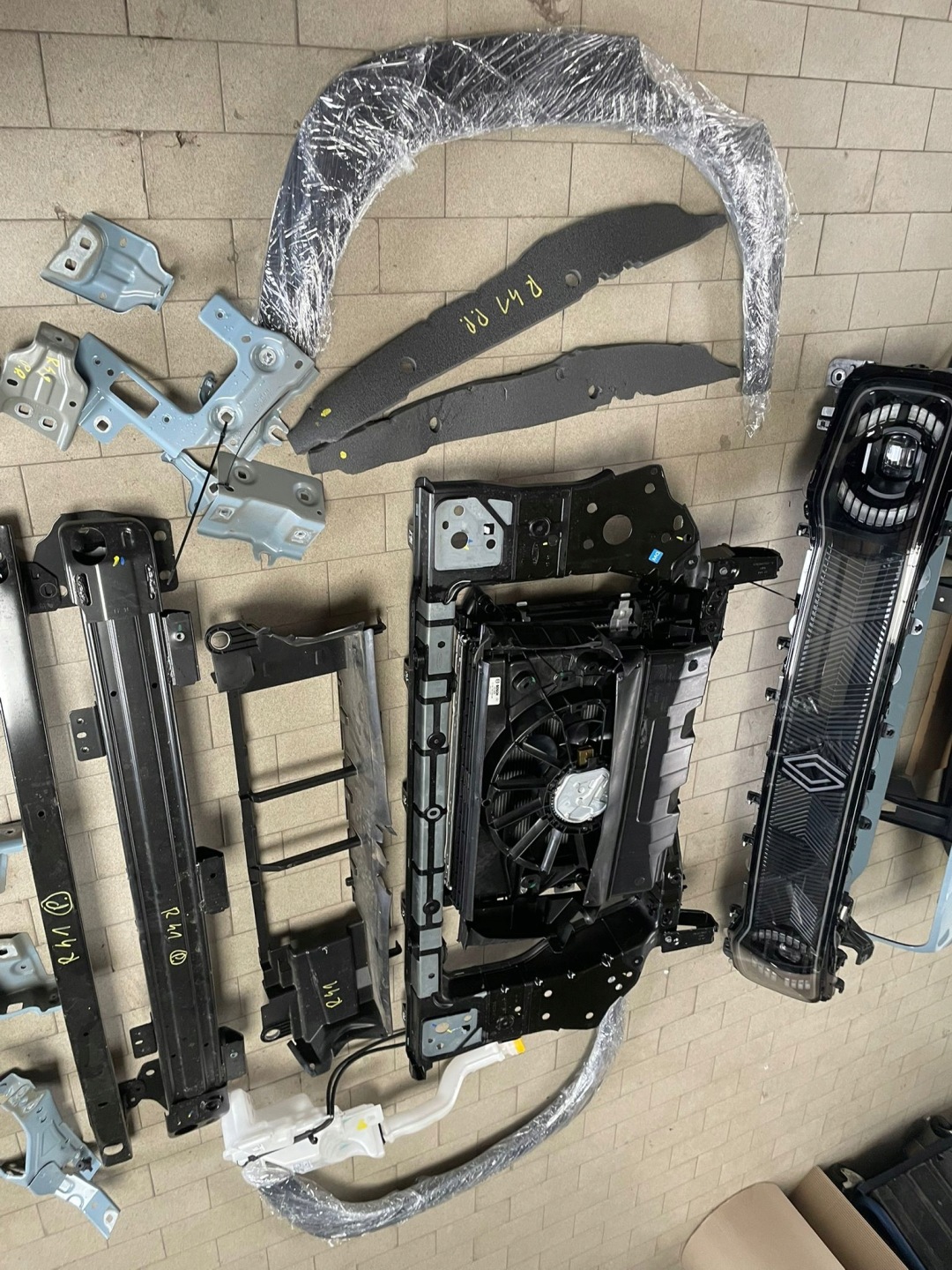 předek kapota nárazník blatníky reflektory chladič RENAULT 4 E-TECH BIYZE