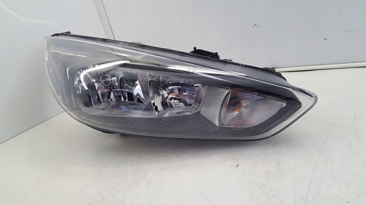 light front front right Ford Focus 3 III