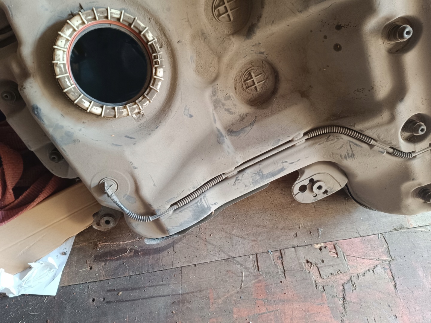 spremnik rezervoar goriva Audi A5 8T 2.7 V6 8T0201021DE