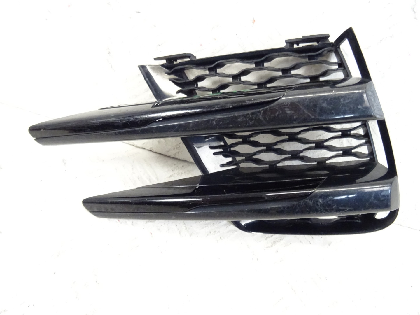 grid of a bumper left front RANGE ROVER VELAR L560 J8A2-17E852-AB