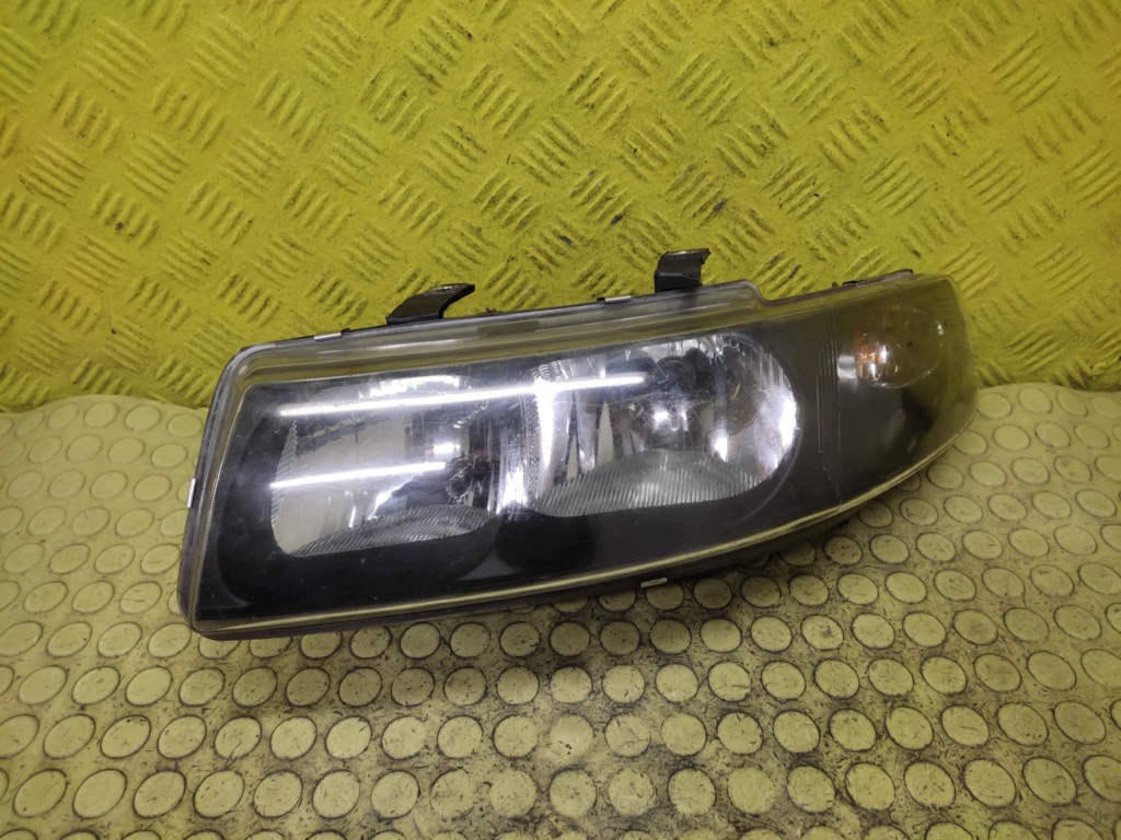 SEAT LEON and REFLEKTOR light left front