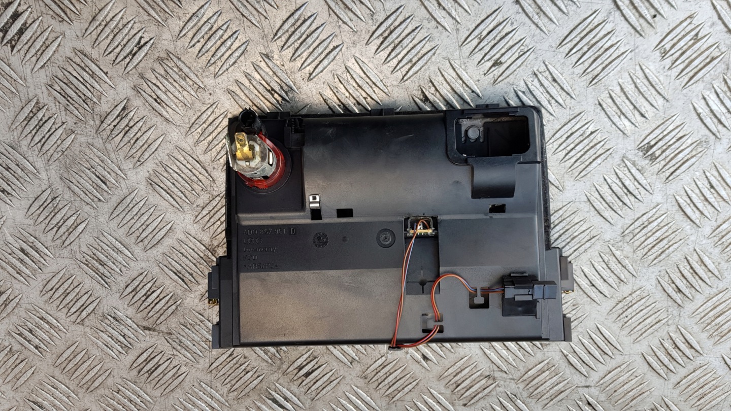 AUDI A8 D2 Aschenbecher Handschuhfach