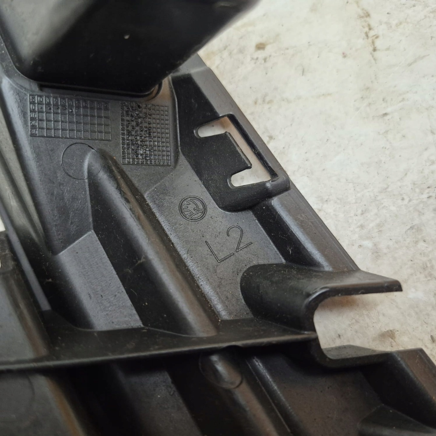 SKODA OCTAVIA 3 III Gauche Support Support plaque GRILLA Avant Avant