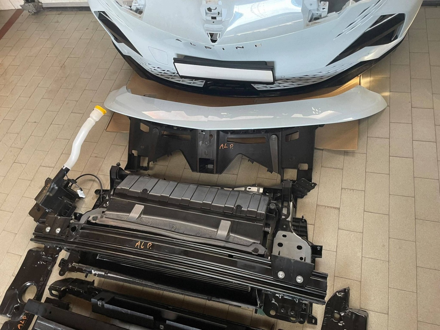avant complet ALPINE A390 GT 2025 / 2026 STAN comme neuf original sans phares