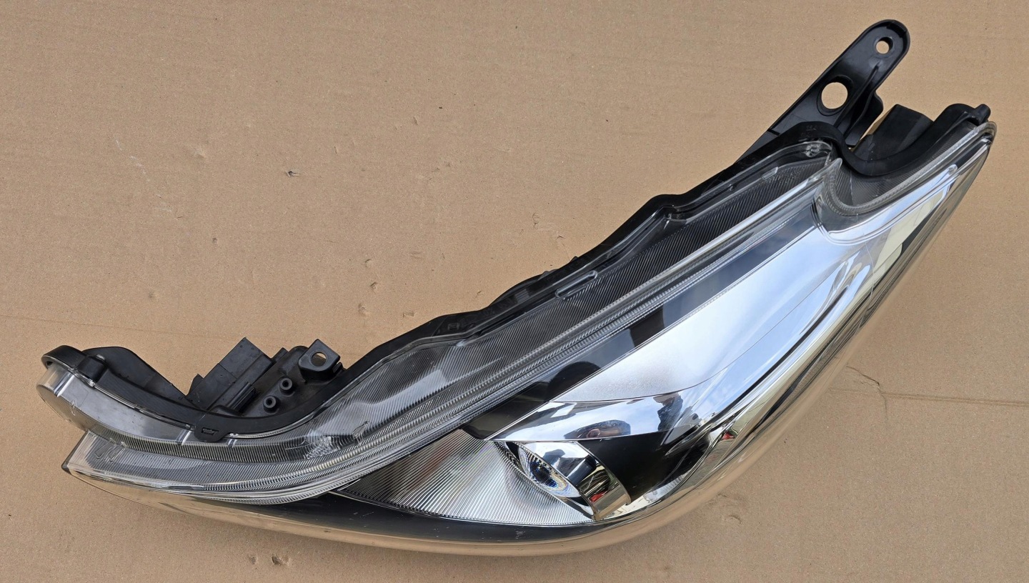 light front TOYOTA PRIUS plus LIFT left