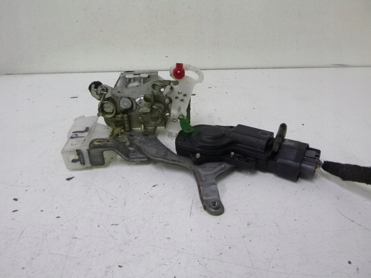 lock door front left Toyota Aygo 3D 2006r.
