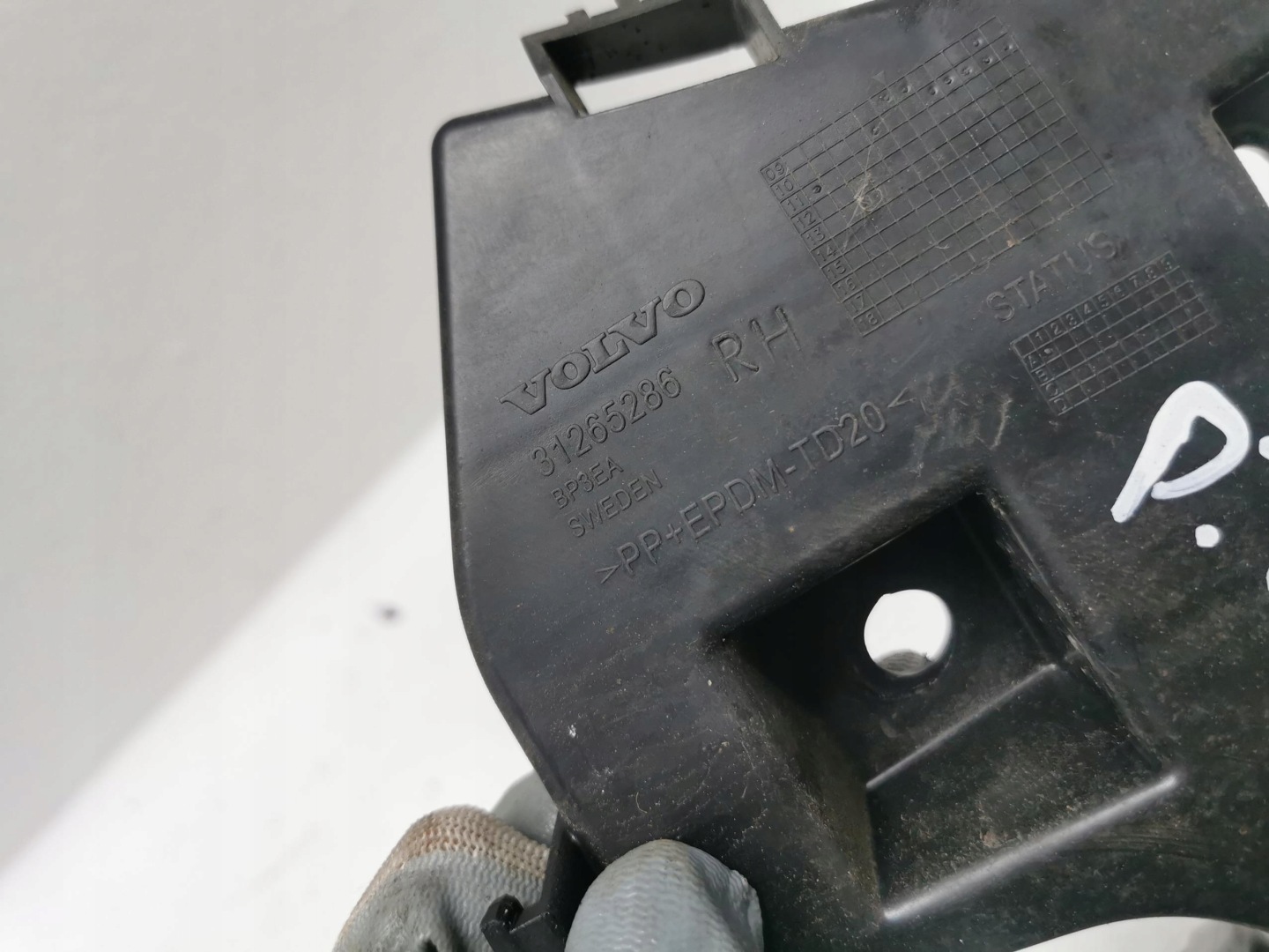 bumper bracket right rear part VOLVO V60 II 31265286