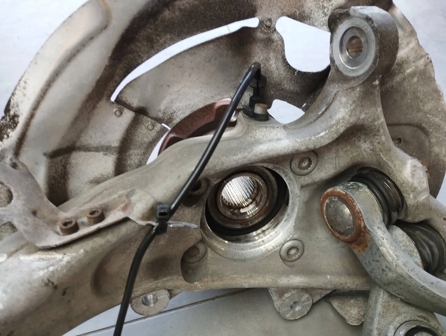 BMW X6 E71 2012 4.4 V8 otoč levá předek ramene 6773783