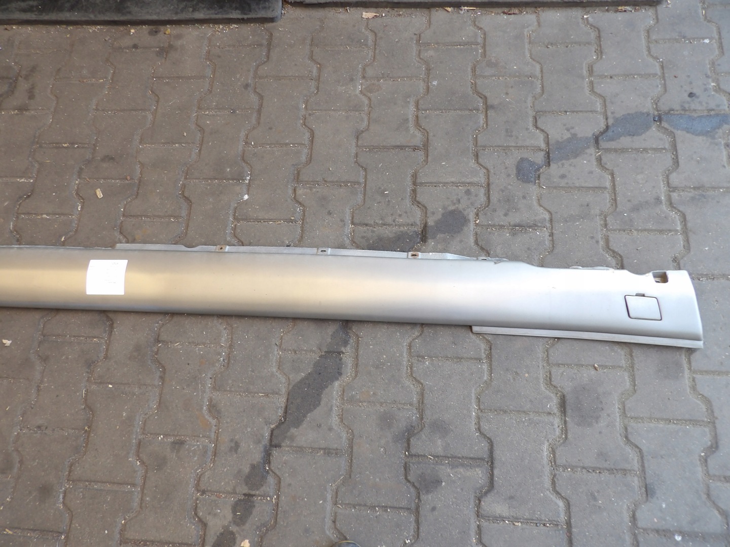 Mercedes W126 Coupe moulding threshold right lak. C273/1