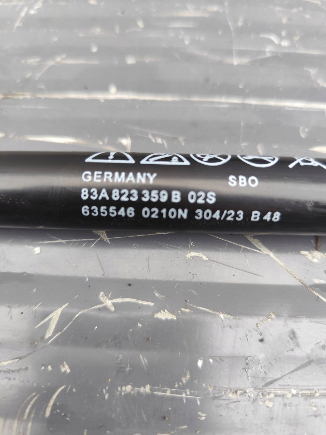 AUDI Q3 II 83A damper telescope bonnets 83A823359B