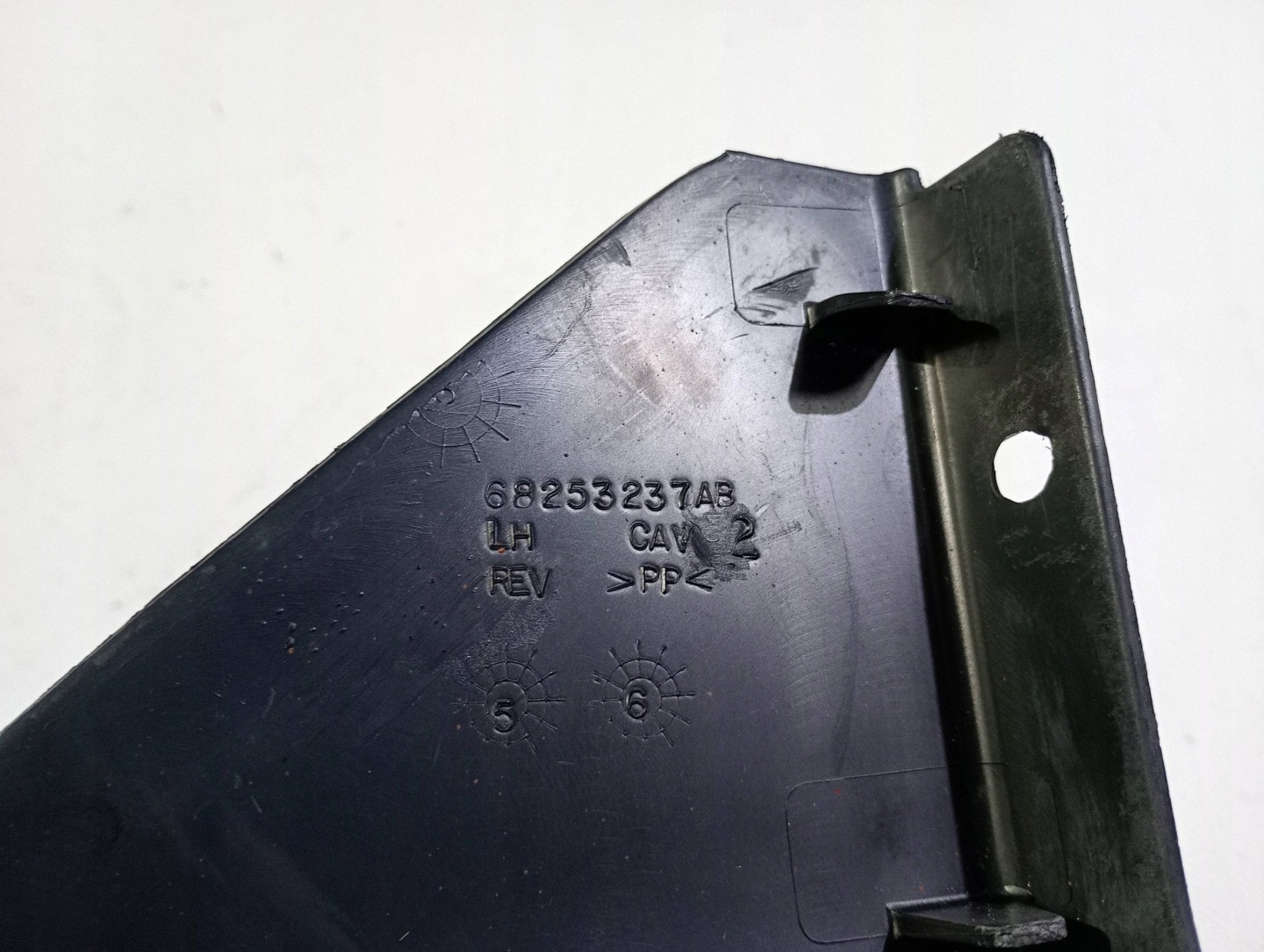 cover of a bumper chassis side left side Dodge Charger 2015