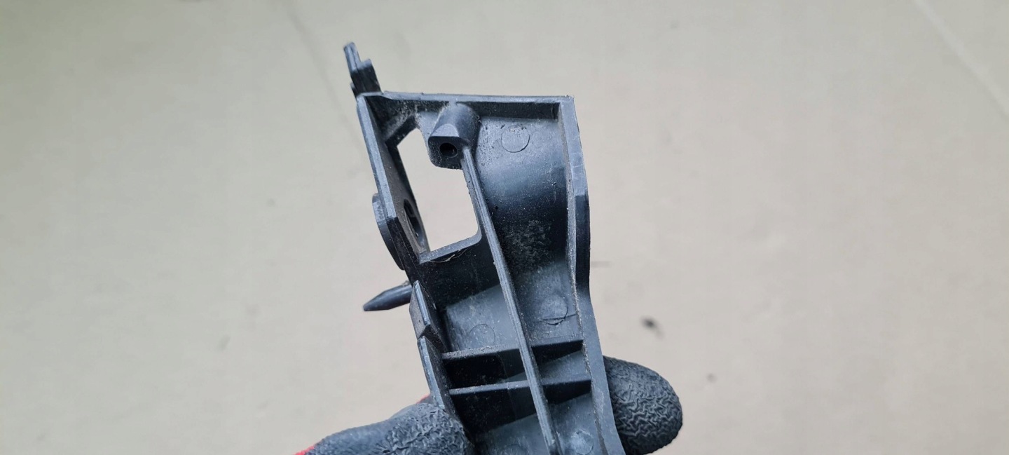 A4 B8 S4 support bracket holder of a bumper left front 8K0807283