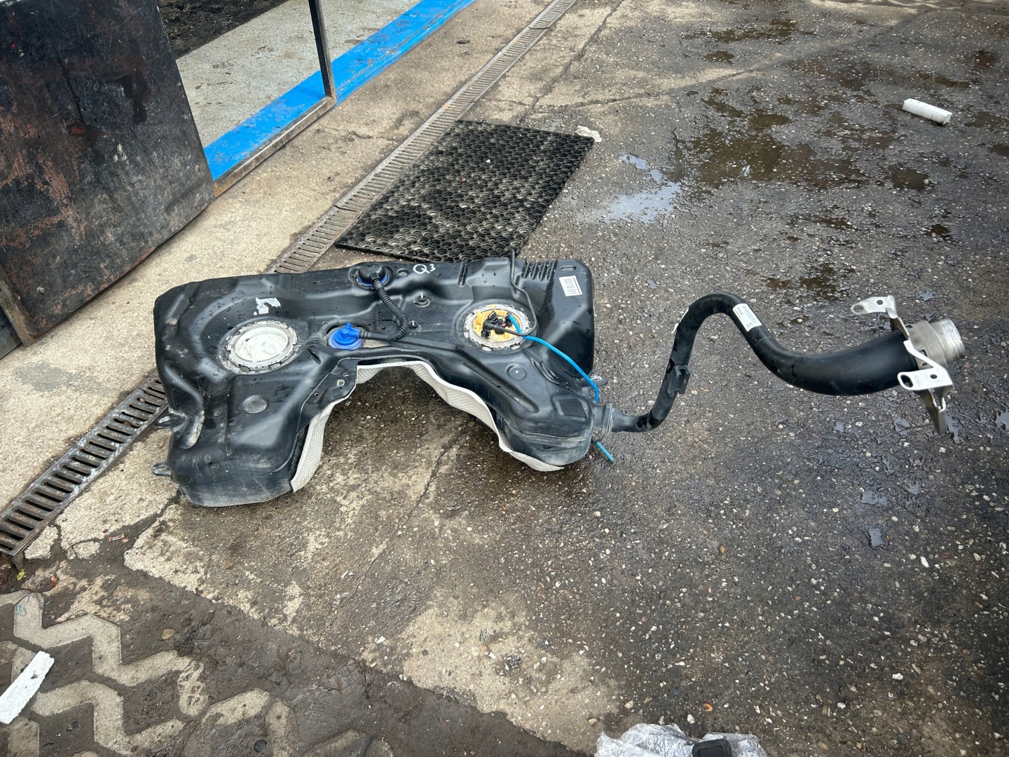 AUDI Q3 8U 2,0 TDI LIFT tank kraftstofftank