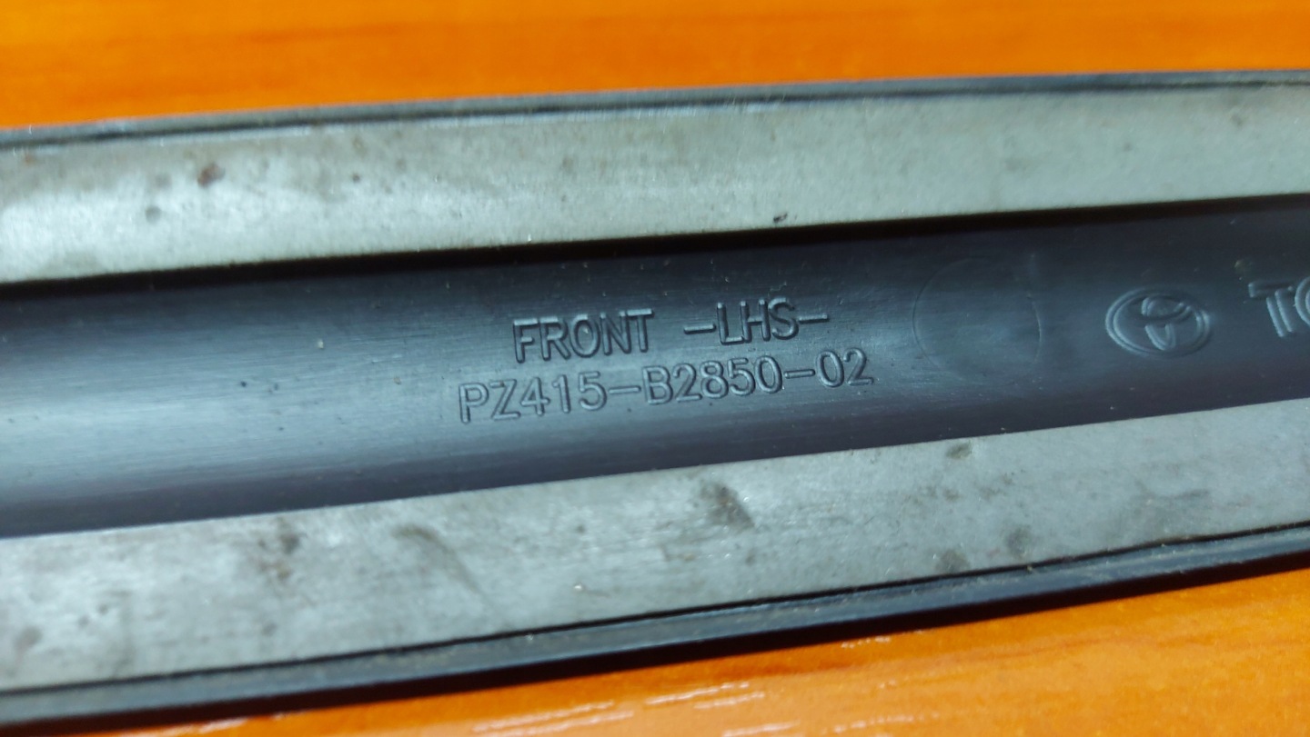 moulding door left front TOYOTA YARIS III
