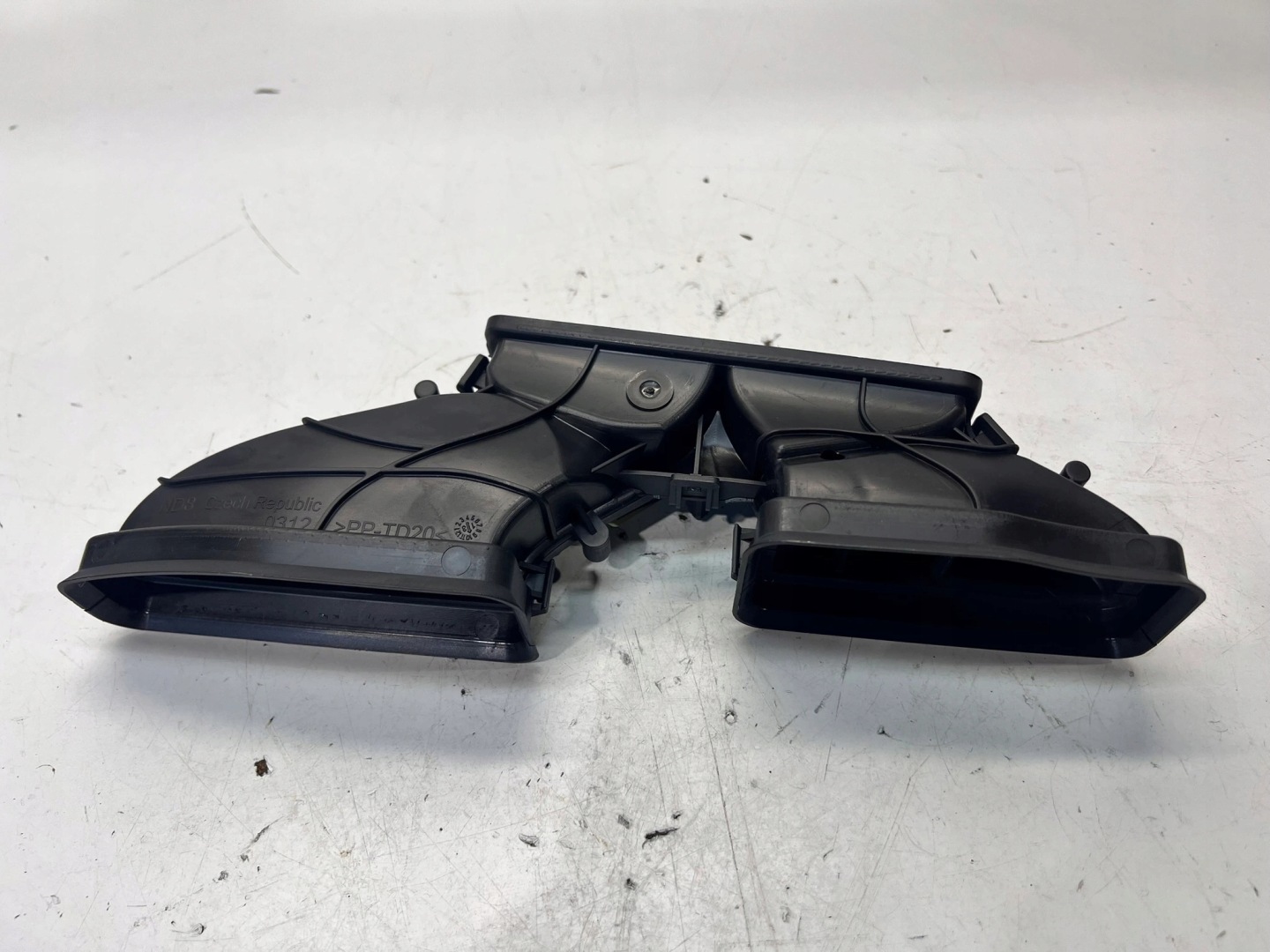 drain POWIETRZNY AUDI A6 C7 4G1819389A