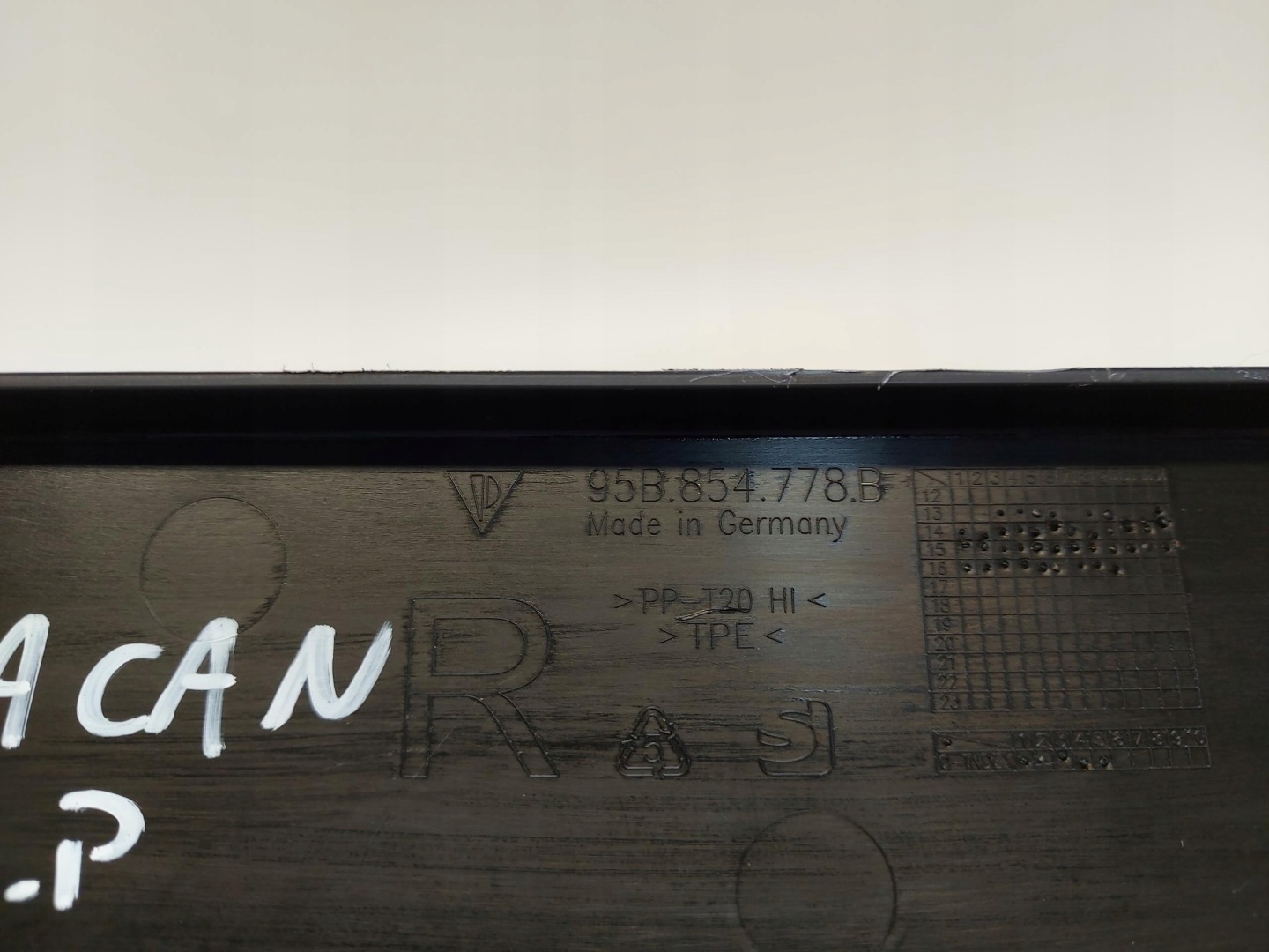 PORSCHE MACAN 95B kryt blatníku pravý předek 95B854778