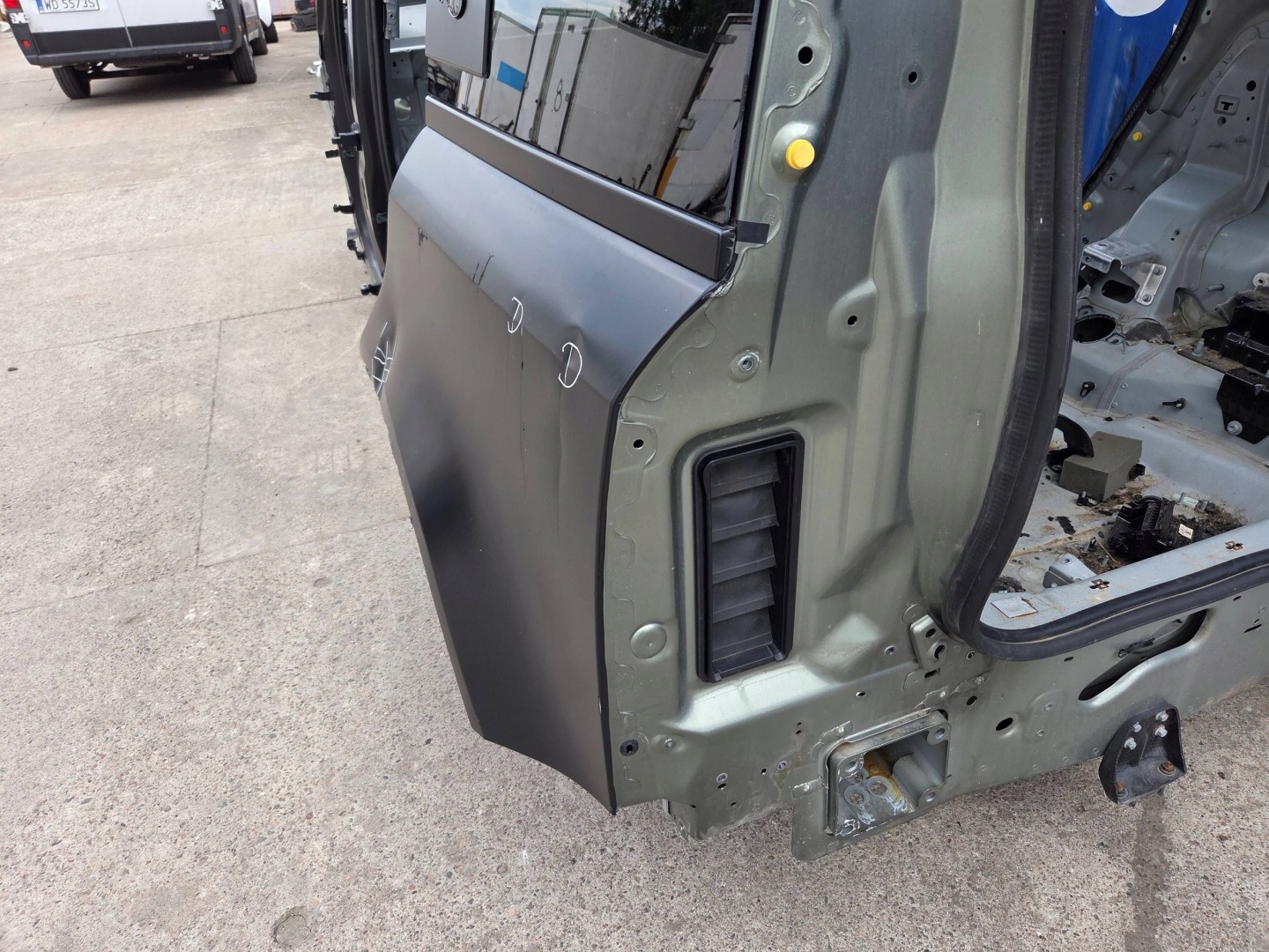Land Rover Defender L663 četvrtina stražnja lijeva