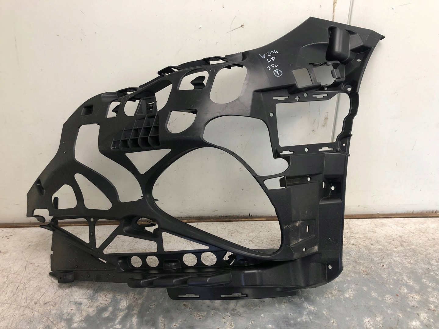 bumper bracket left front MERCEDES W214 A2148850400