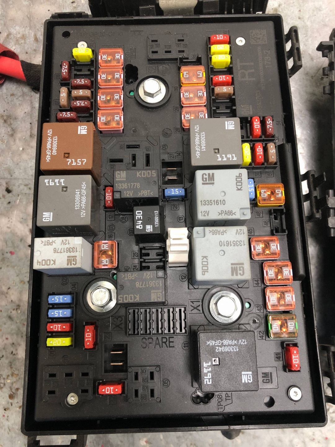 fuse box OPEL ASTRA J 13343763