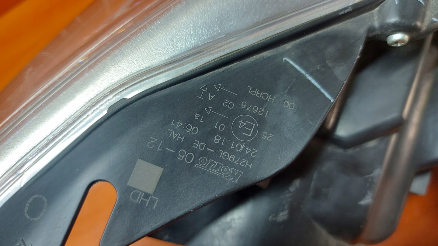 REFLEKTOR light left left front TOYOTA AVENSIS T27 09
