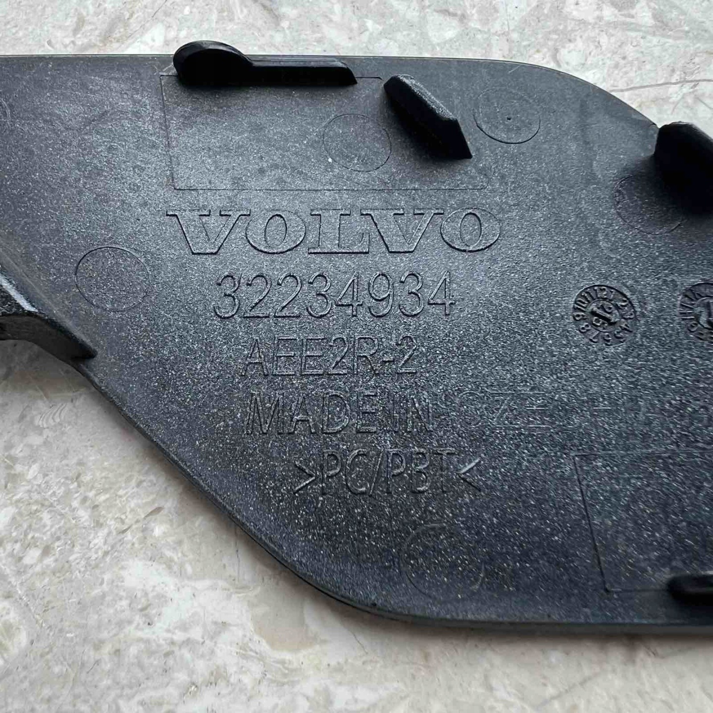 VOLVO XC60 II LIFT 2020-> towing hook cap front 32234934