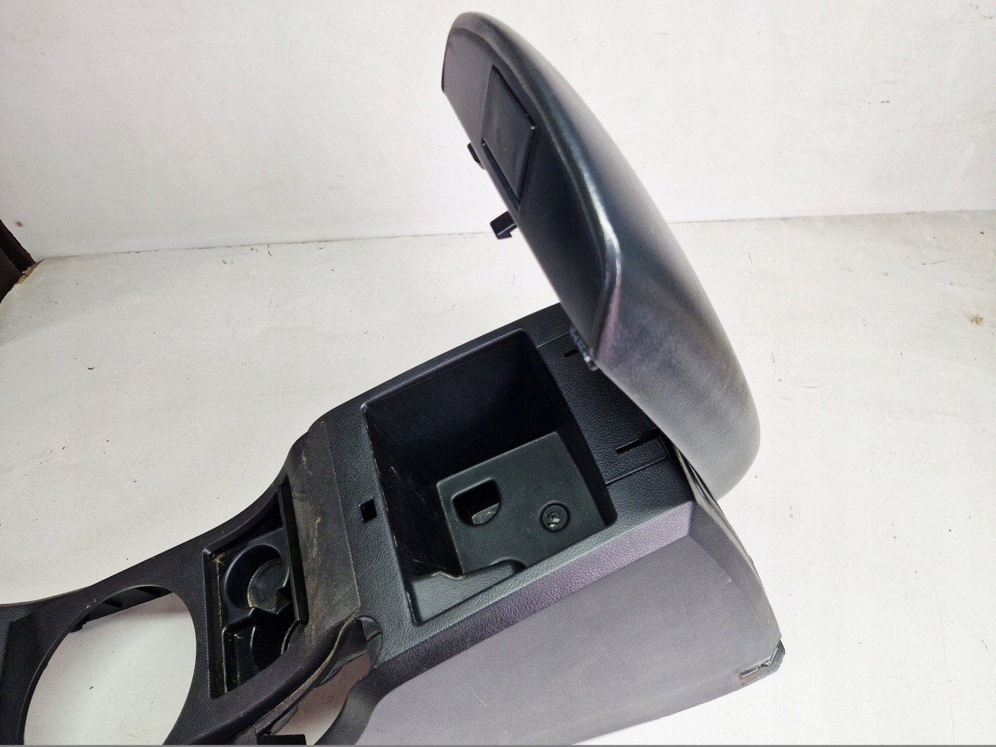 SSANGYONG ACTYON PRZEDLIFT TUNEL central armrest
