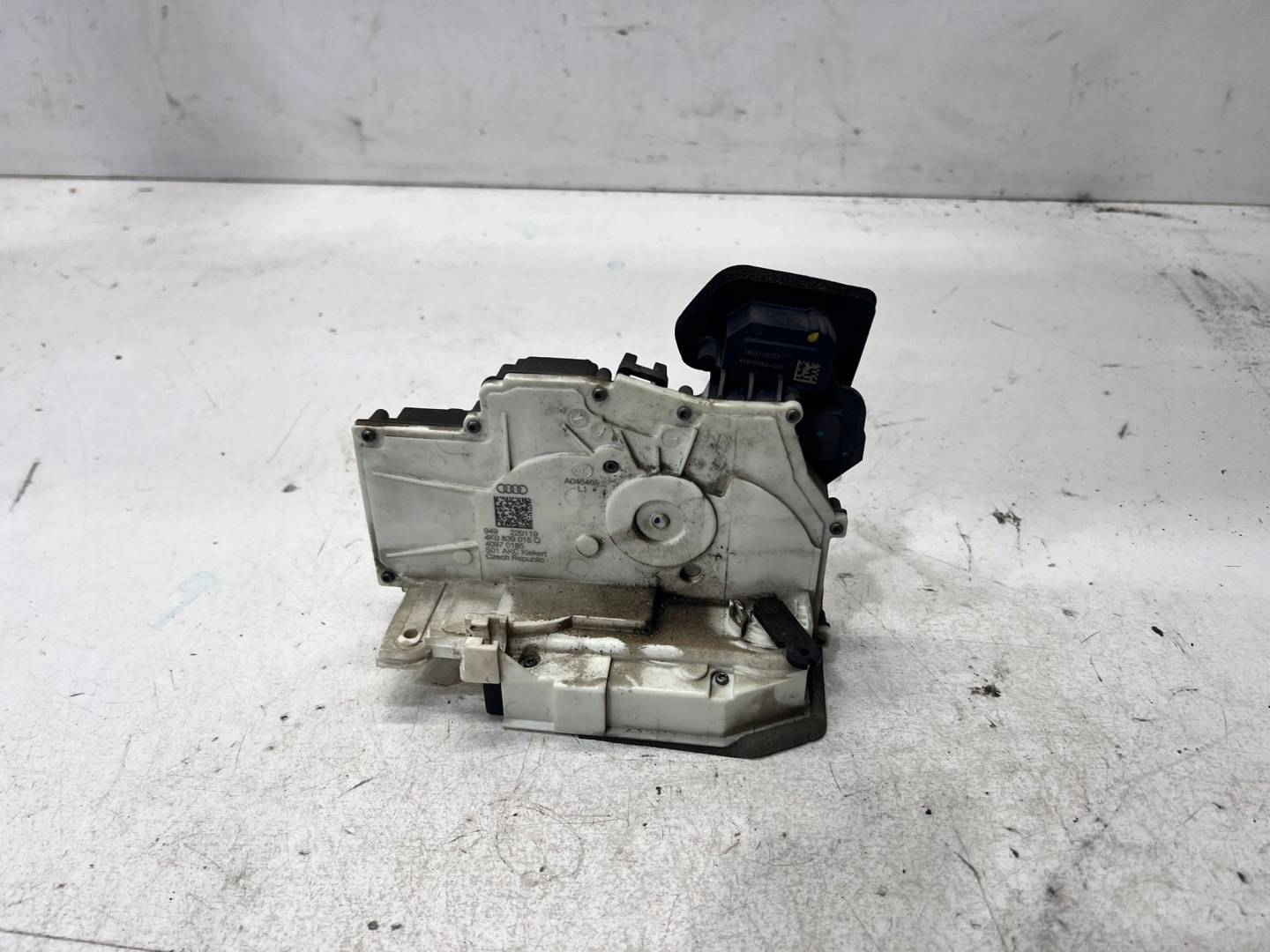 lock door left rear part AUDI A6 C8 4K0839015Q 9 PIN