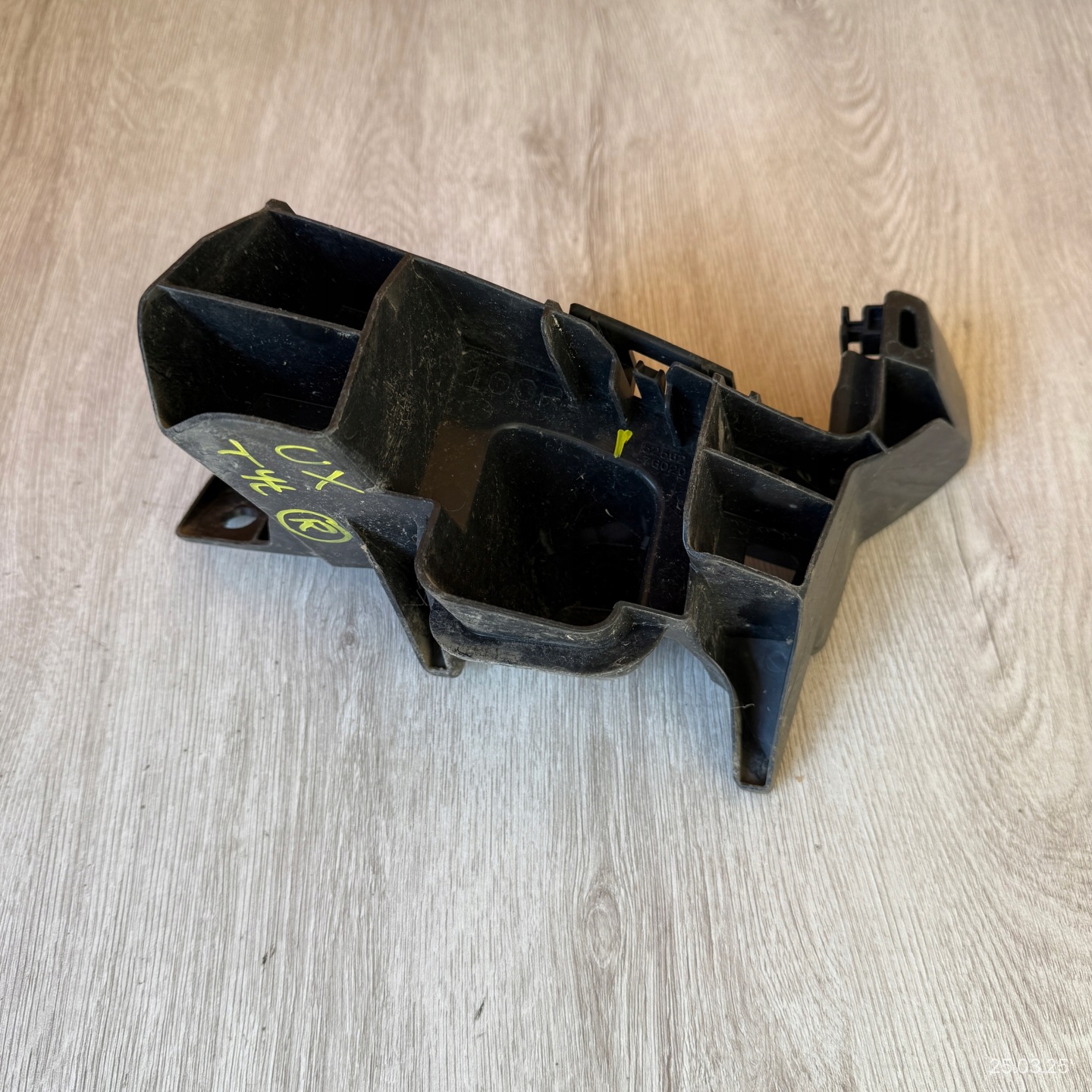 bumper bracket rear right LEXUS UX 52562-76020