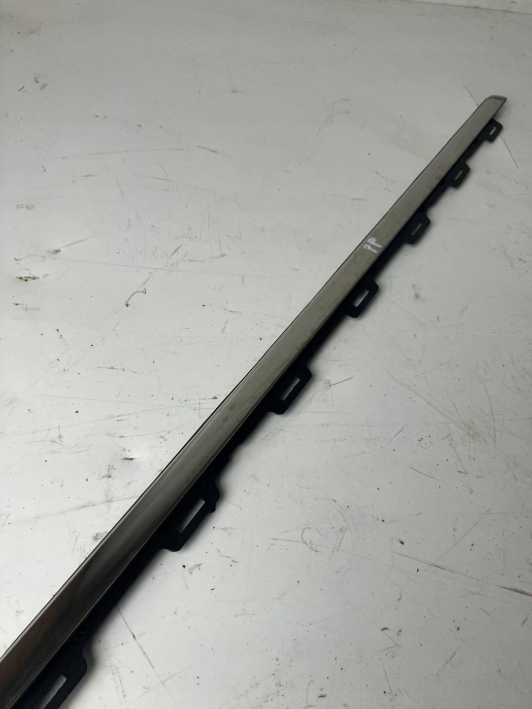 moulding dust door right front PEUGEOT 208 and 5D CHROM
