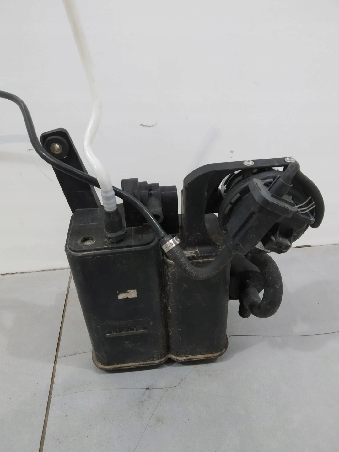 Gehäuse filter des Kraftstoffsbehälters Kohlenstofffilter 7L8201801 Aaudi A8 II (2002-2010) D3