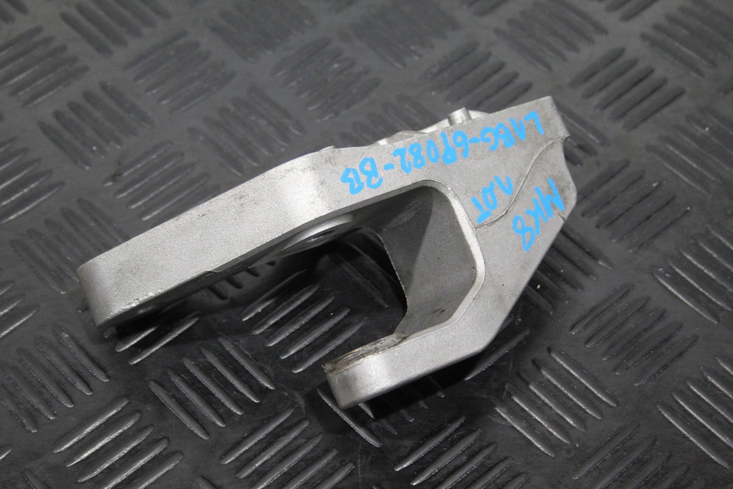 SUPPORT SUPPORT PLAQUE MOTEUR FIESTA MK8 L1BG-6P082-BB